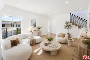 featured image of 2115 1/2 N Beachwood Dr