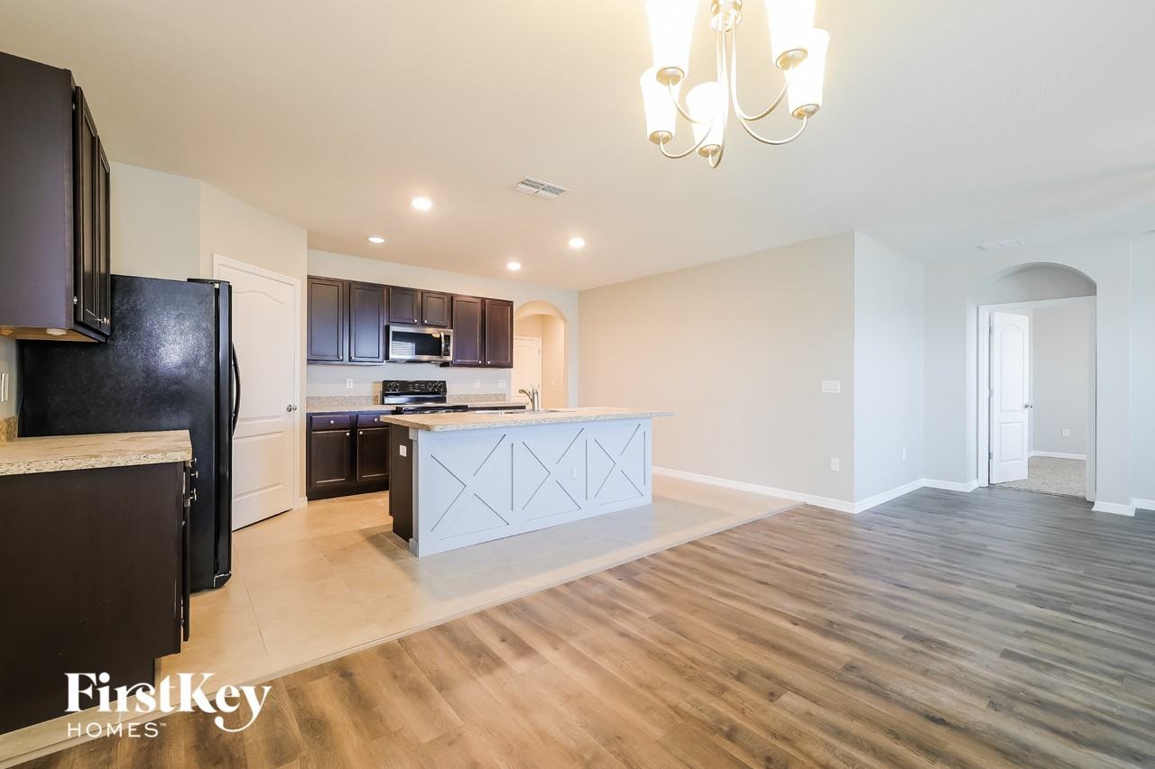 211 Bella Dr - Photo 4 of 15