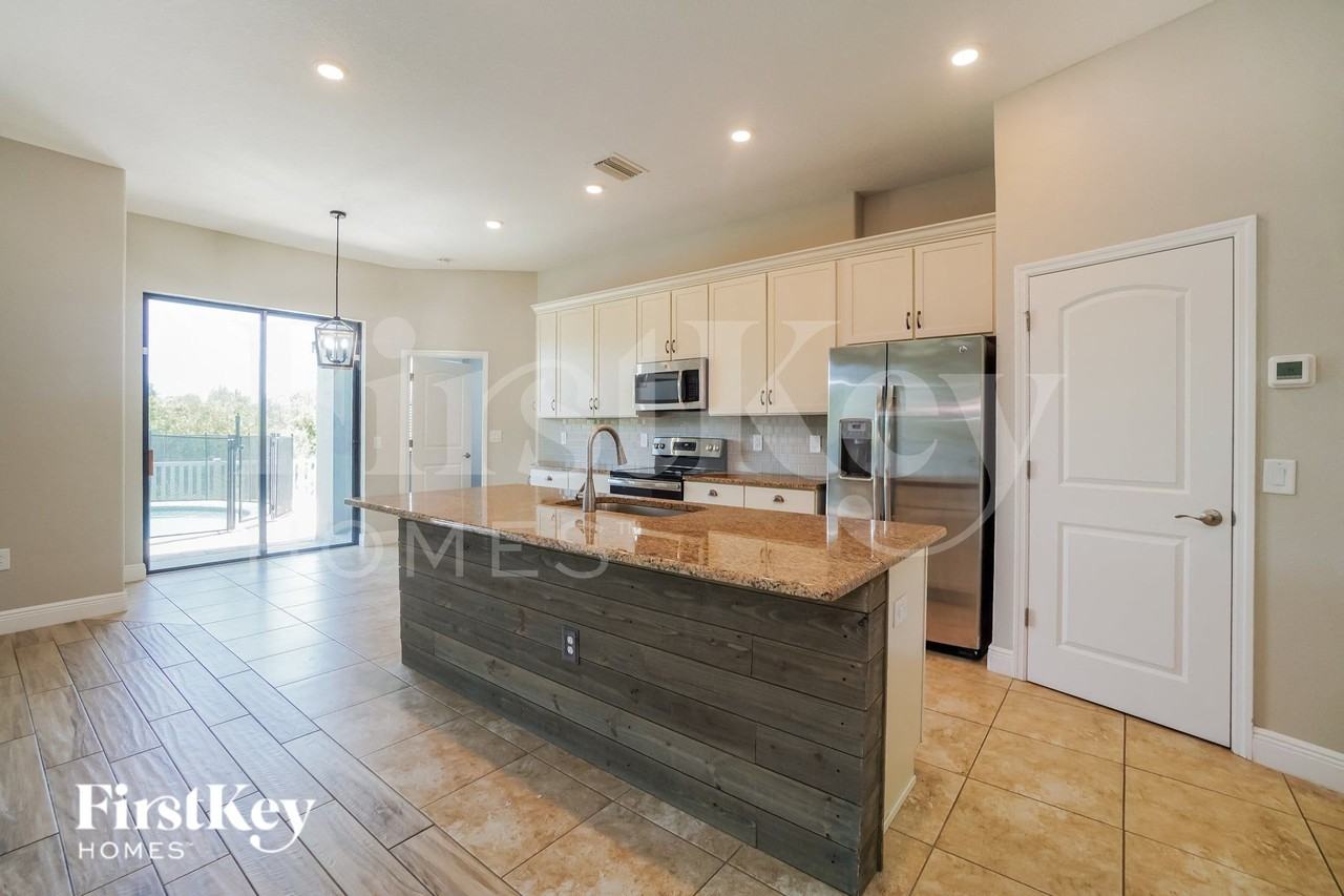 12414 Drakefield Dr - Photo 4 of 16