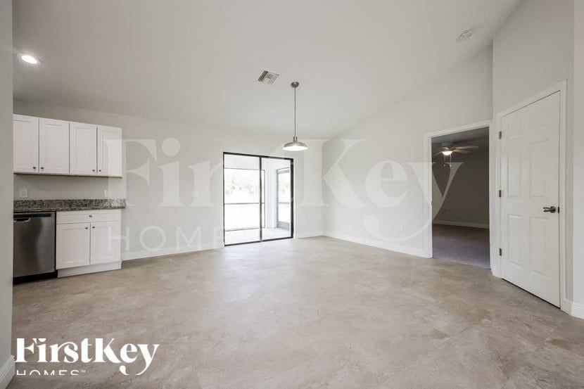 2506 63rd St W - Photo 4 of 15