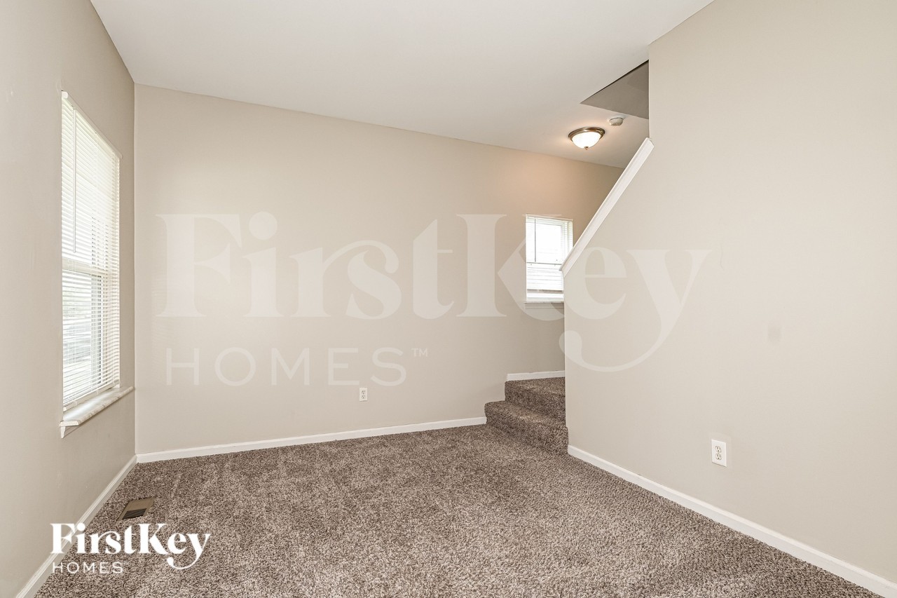 1097 Prince Albert Ct - Photo 3 of 19