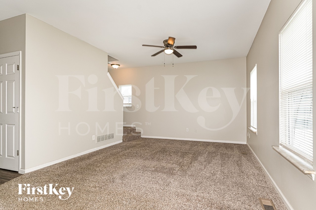 1097 Prince Albert Ct - Photo 5 of 19