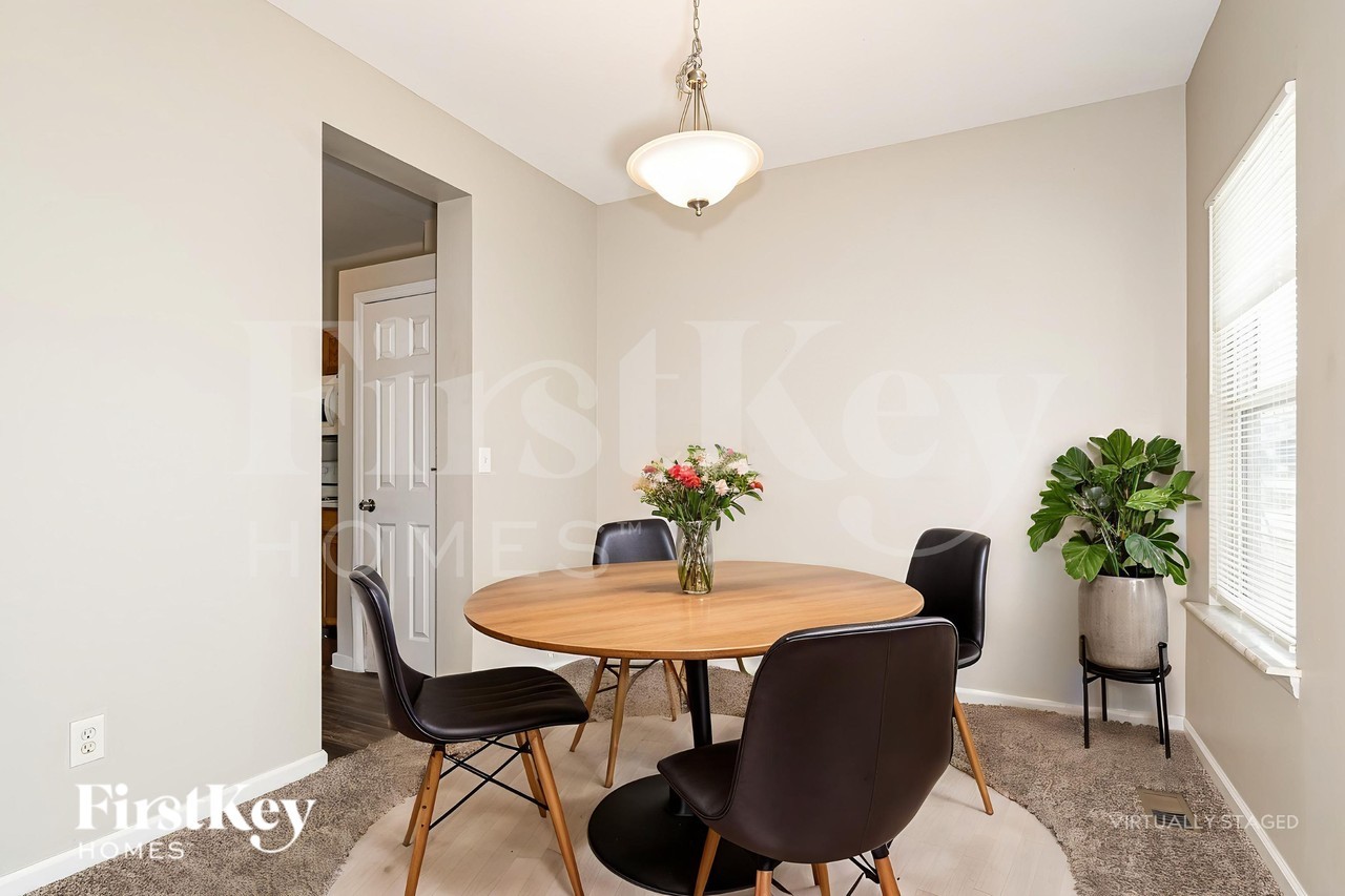 1097 Prince Albert Ct - Photo 7 of 19