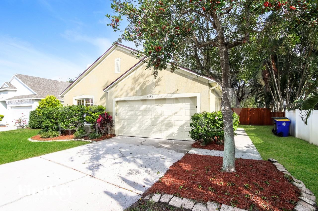 946 Riviera Point Dr - Photo 2 of 15