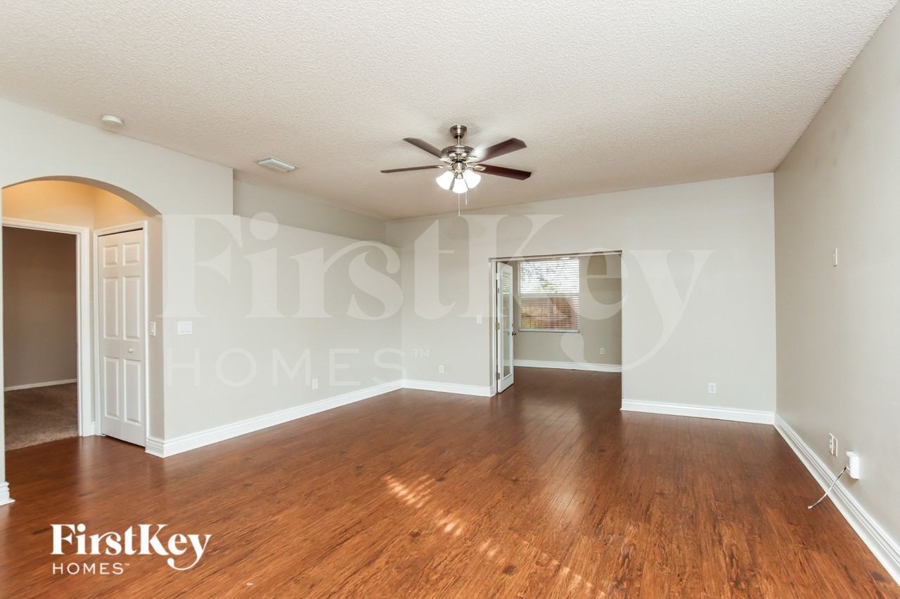 946 Riviera Point Dr - Photo 3 of 15