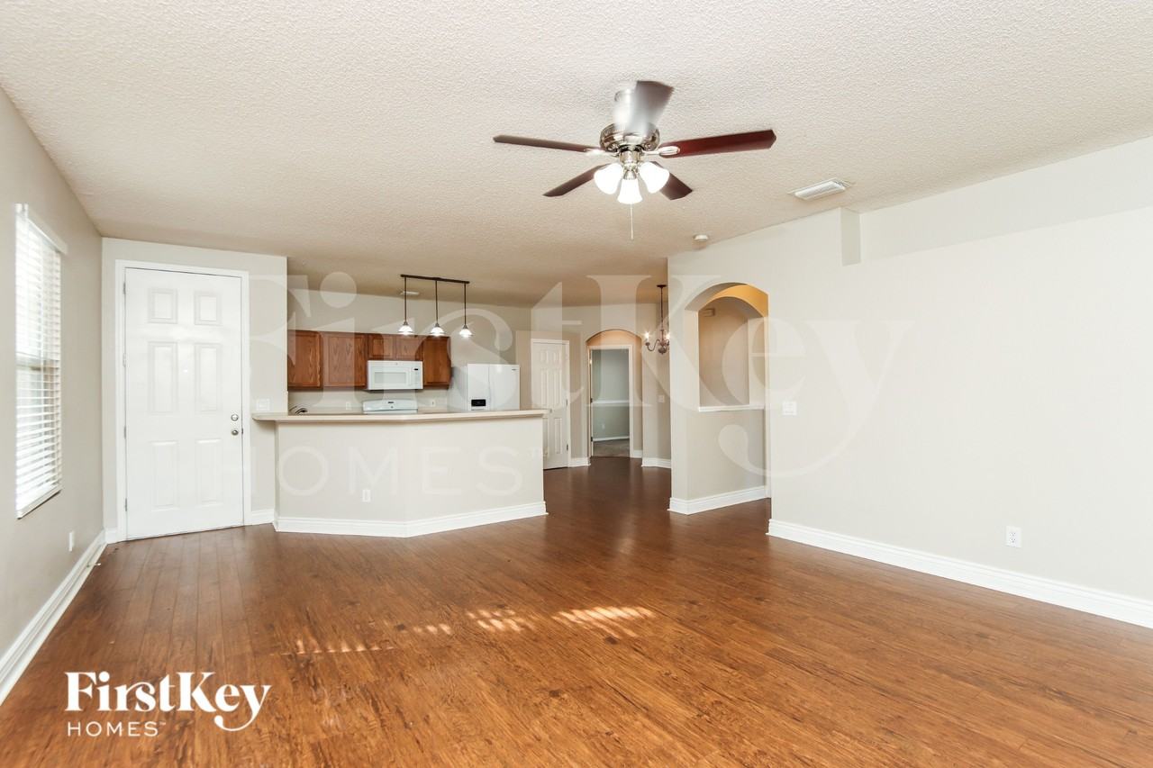 946 Riviera Point Dr - Photo 4 of 15