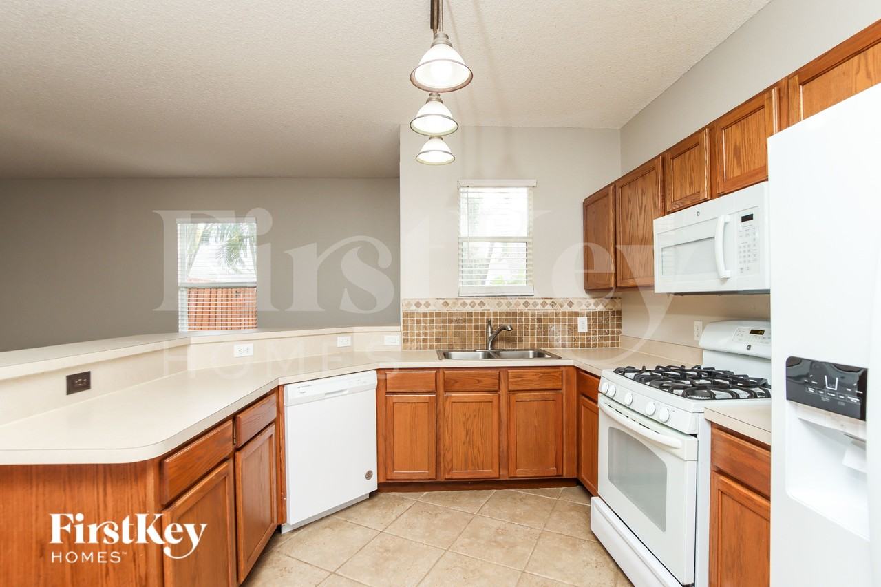 946 Riviera Point Dr - Photo 6 of 15