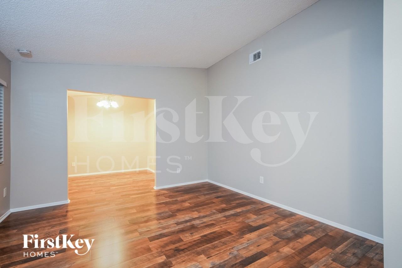 7207 Skipper Ct - Photo 3 of 15
