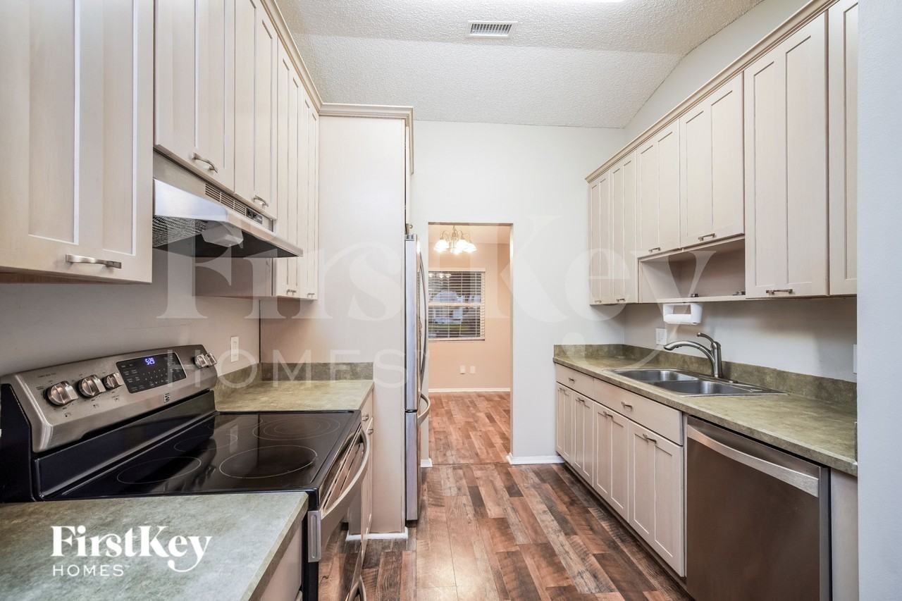 7207 Skipper Ct - Photo 4 of 15