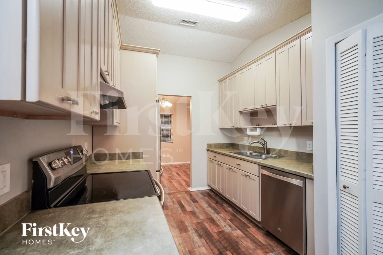 7207 Skipper Ct - Photo 5 of 15