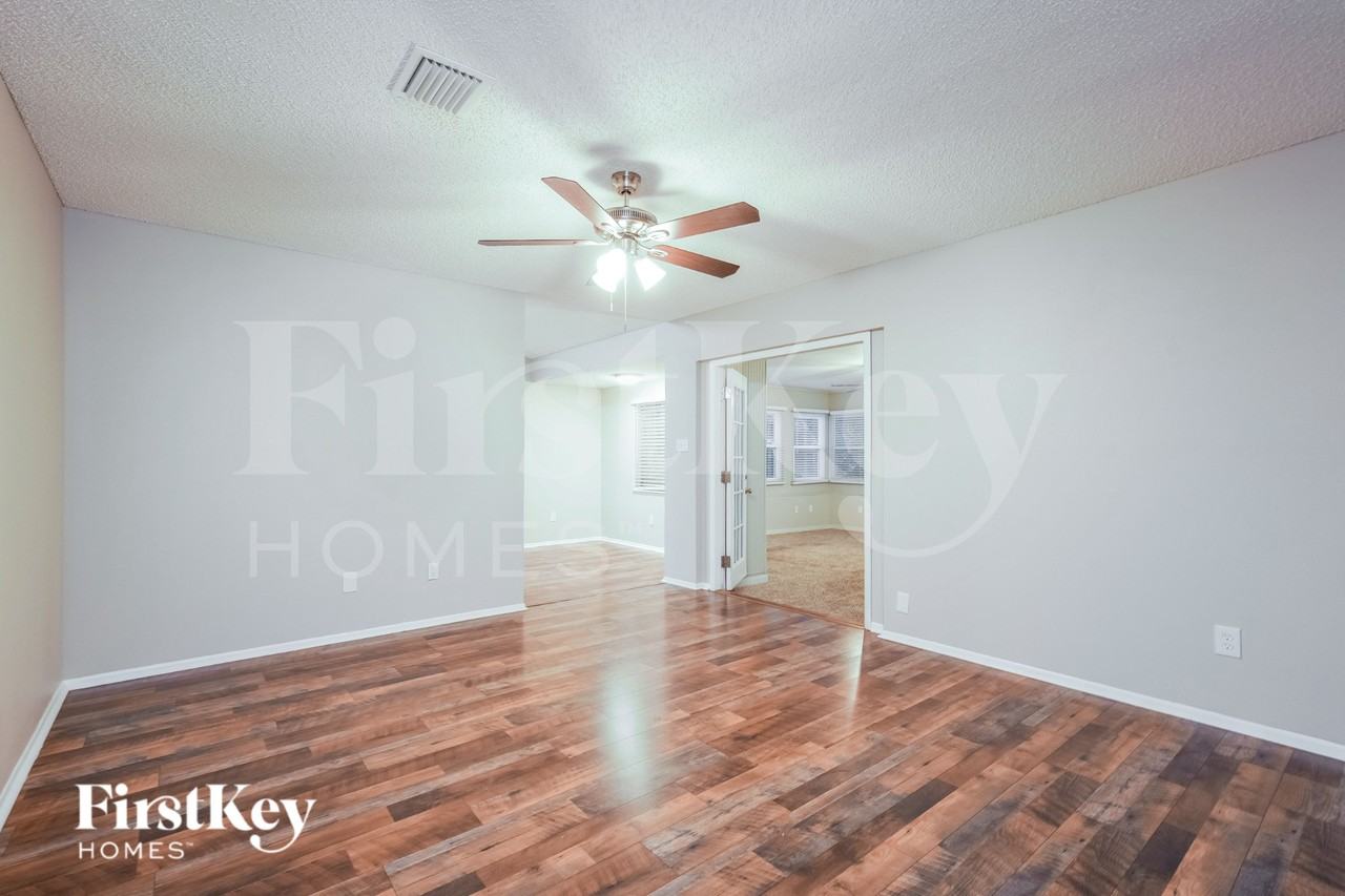 7207 Skipper Ct - Photo 6 of 15