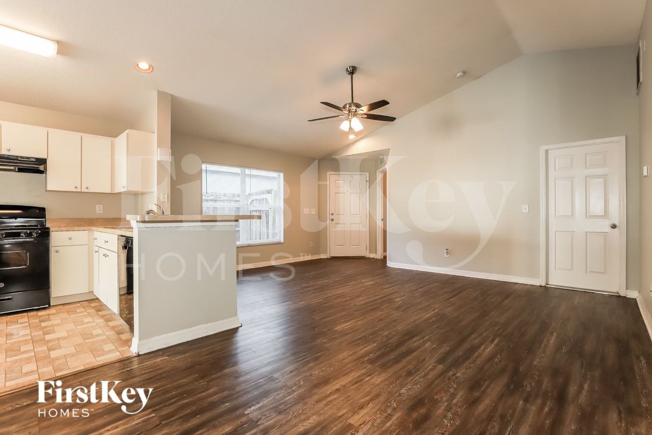 11133 Lakeside Vista Dr - Photo 4 of 16