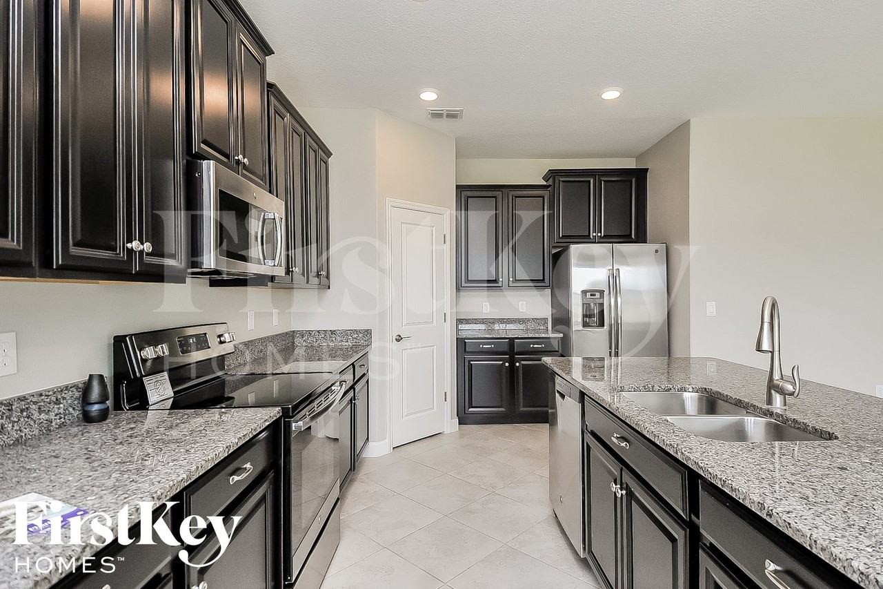 9823 Ivory Dr - Photo 5 of 16