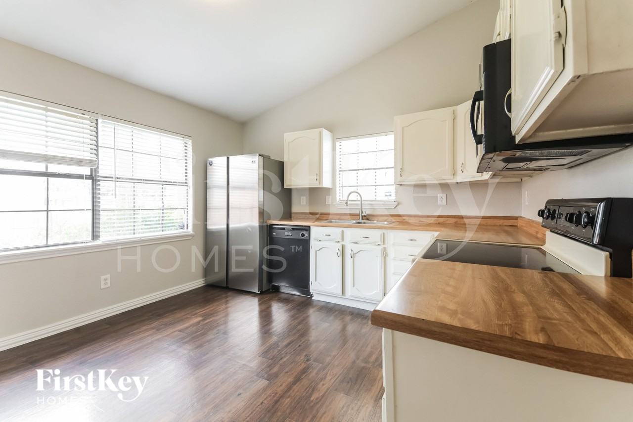 4412 Hale St - Photo 5 of 19