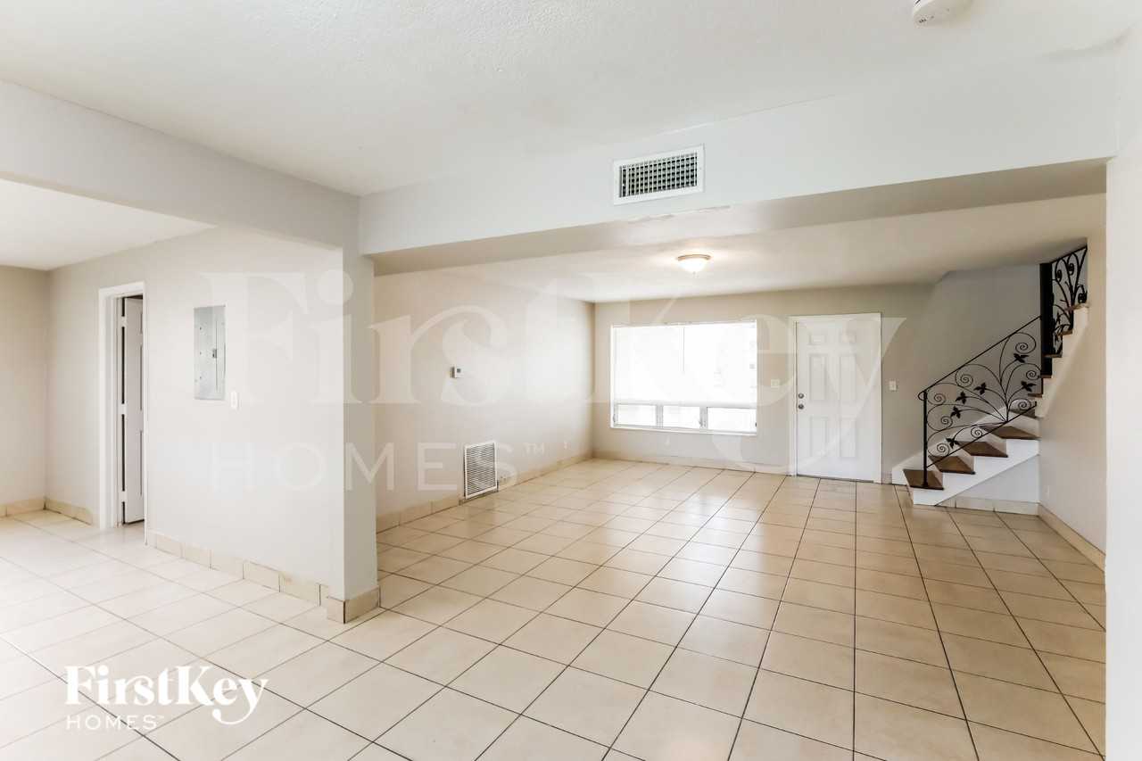 3427 Nw 37th St - Photo 2 of 19