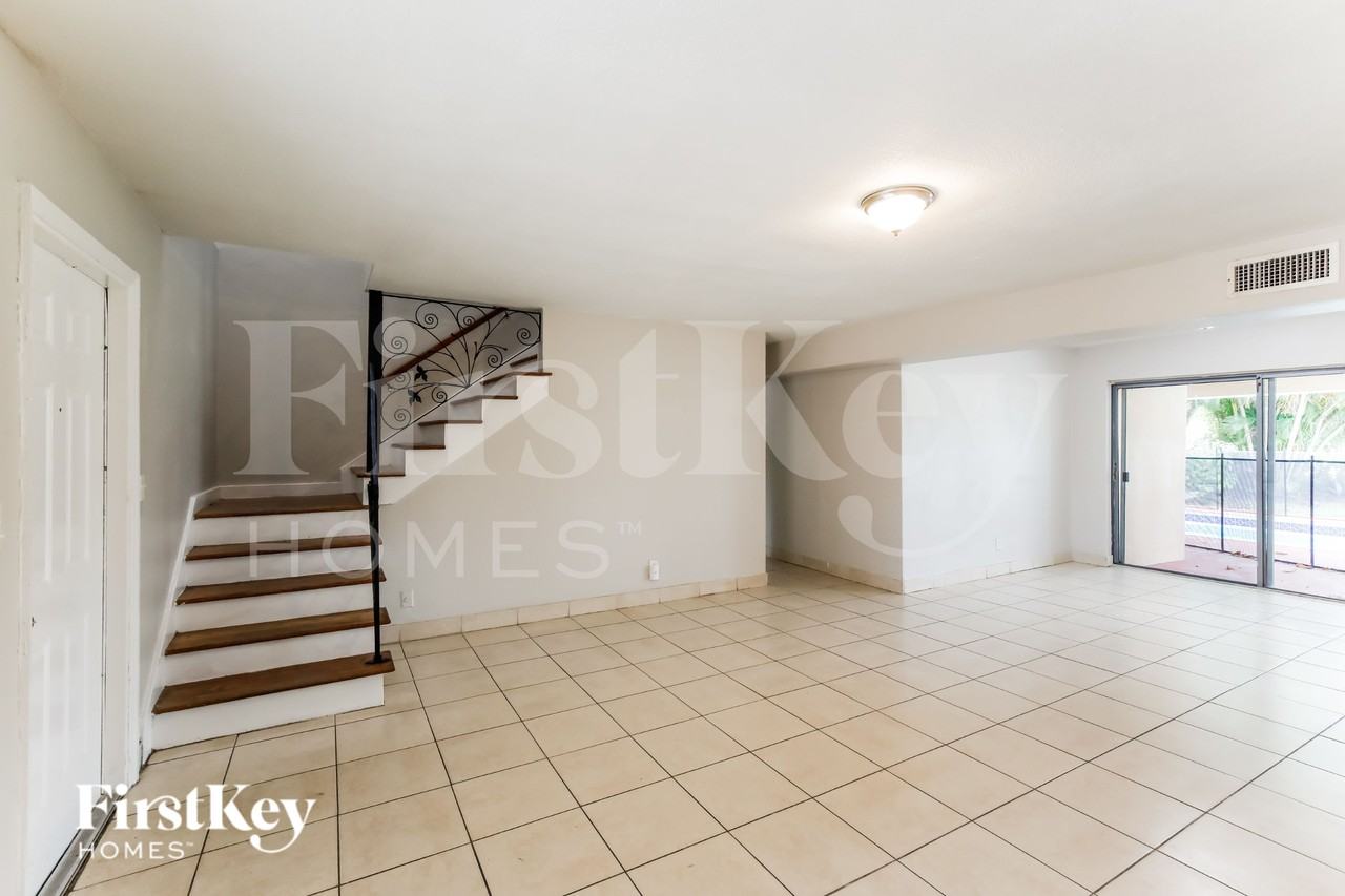 3427 Nw 37th St - Photo 3 of 19
