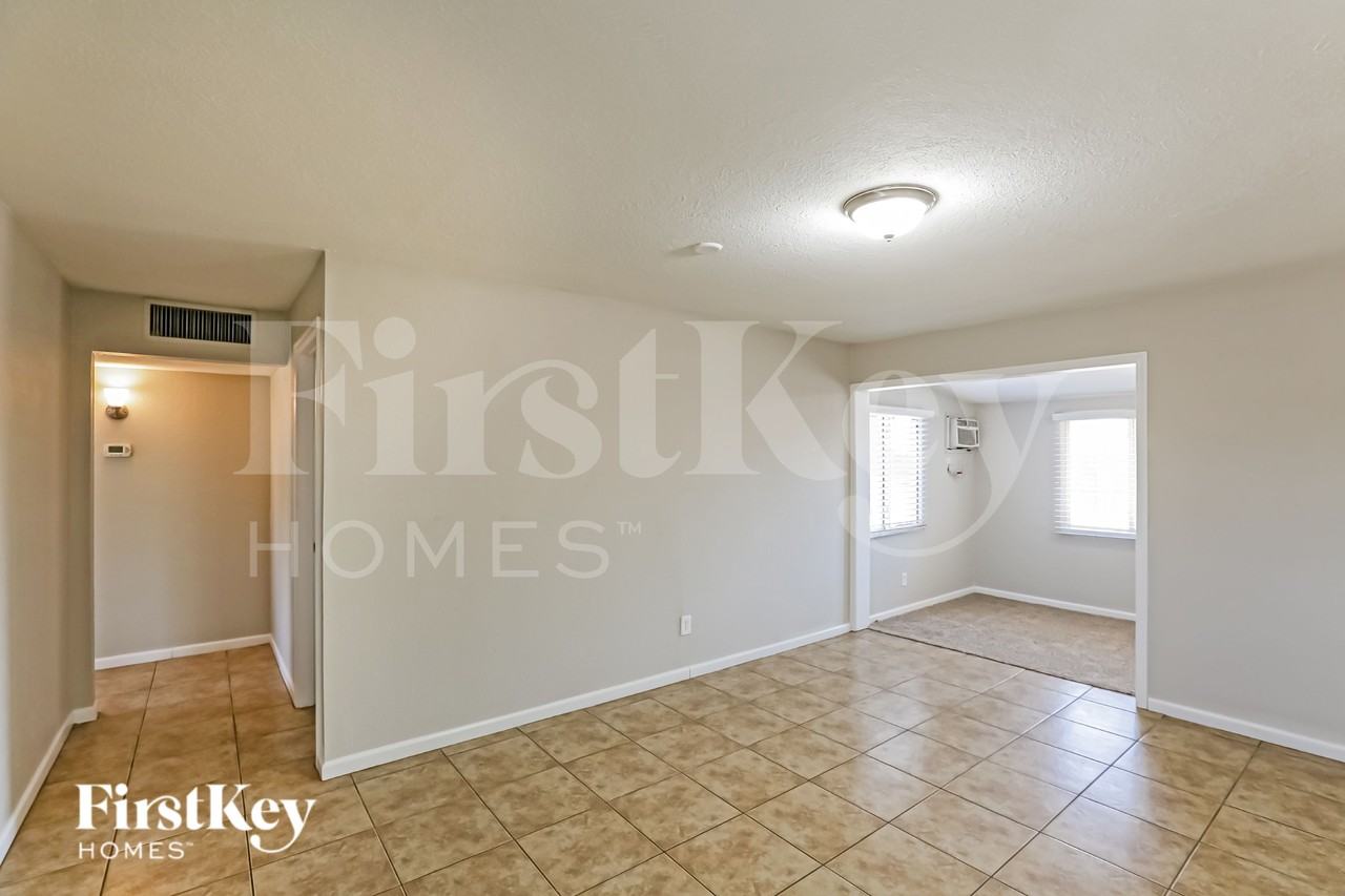 2711 W Elm St - Photo 3 of 19