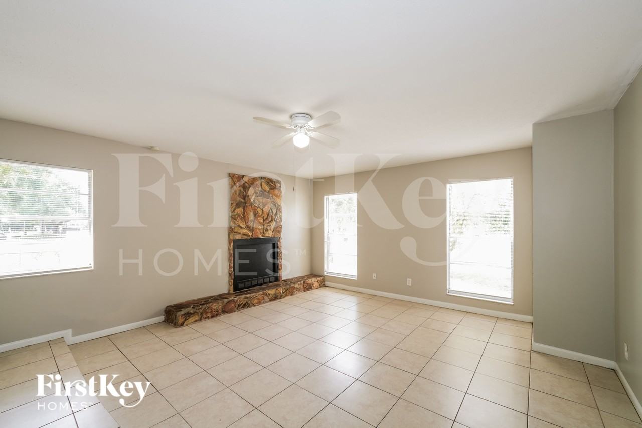 2224 E Hanna Ave - Photo 2 of 19