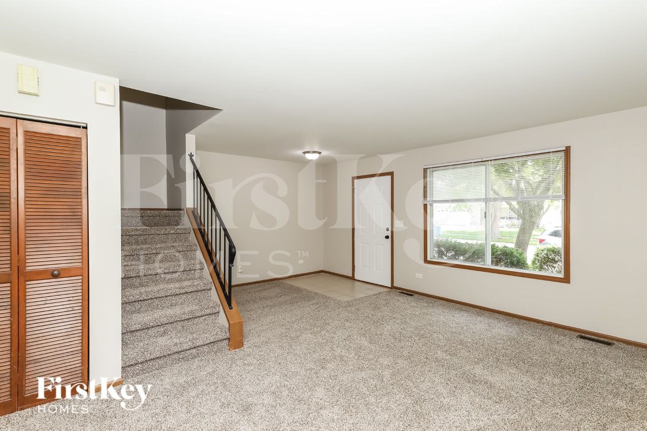 1045 Camden Ln - Photo 2 of 19