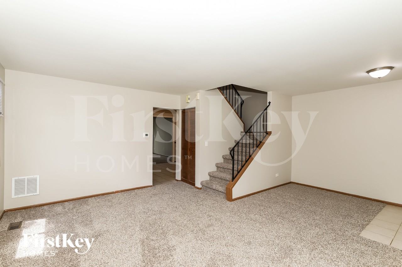 1045 Camden Ln - Photo 3 of 19