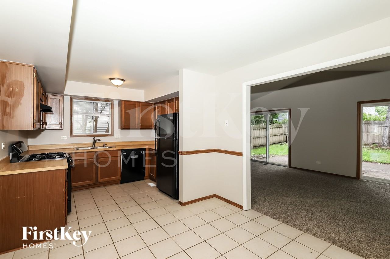 1045 Camden Ln - Photo 5 of 19