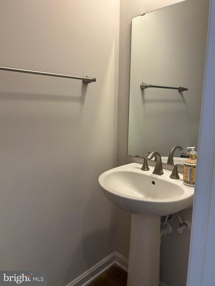 406 Freeman St - Photo 5 of 15
