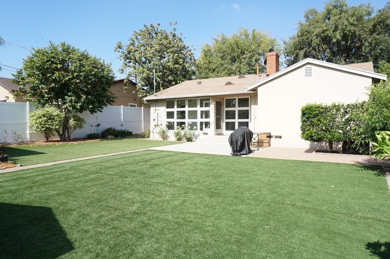 5540 Balboa Blvd - Photo 2 of 50