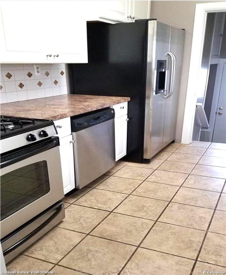 991 Humphrey Ave - Photo 4 of 11