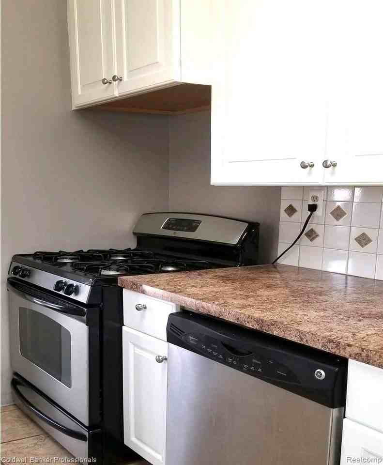 991 Humphrey Ave - Photo 5 of 11