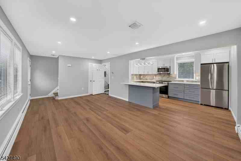 210 Walnut St - Photo 4 of 17