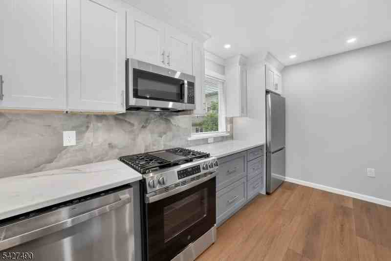 210 Walnut St - Photo 6 of 17