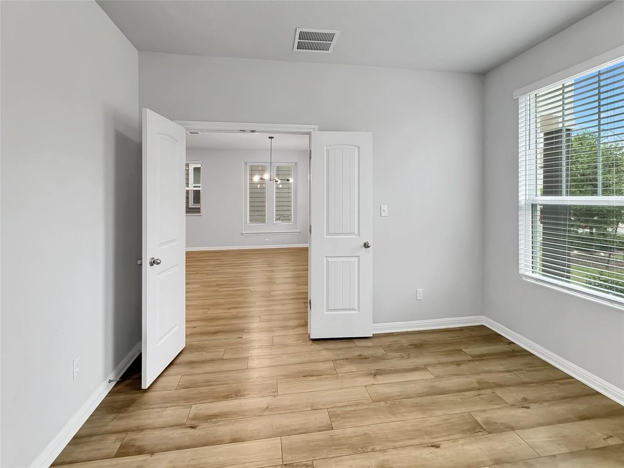 1916 Blue River Dr - Photo 4 of 29
