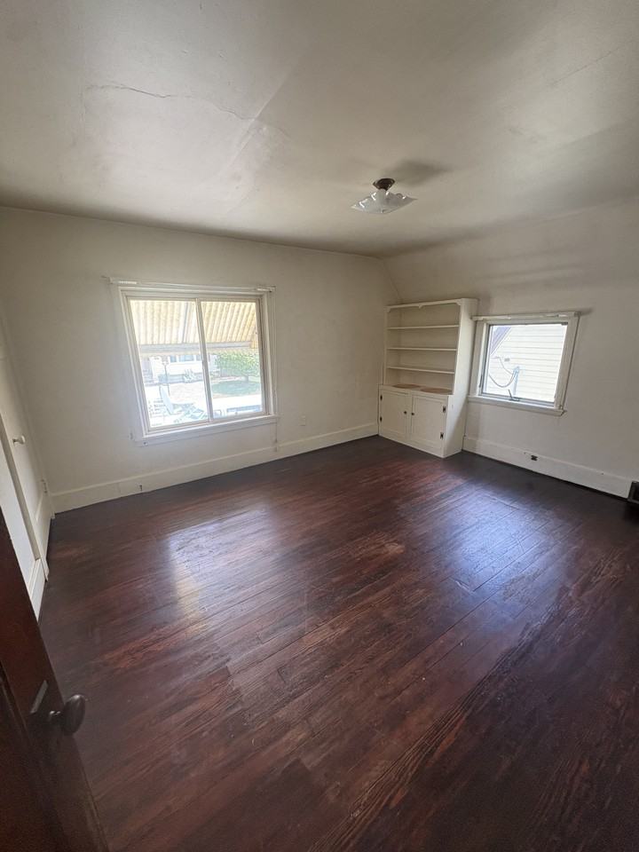544 Pearl St - Photo 4 of 8