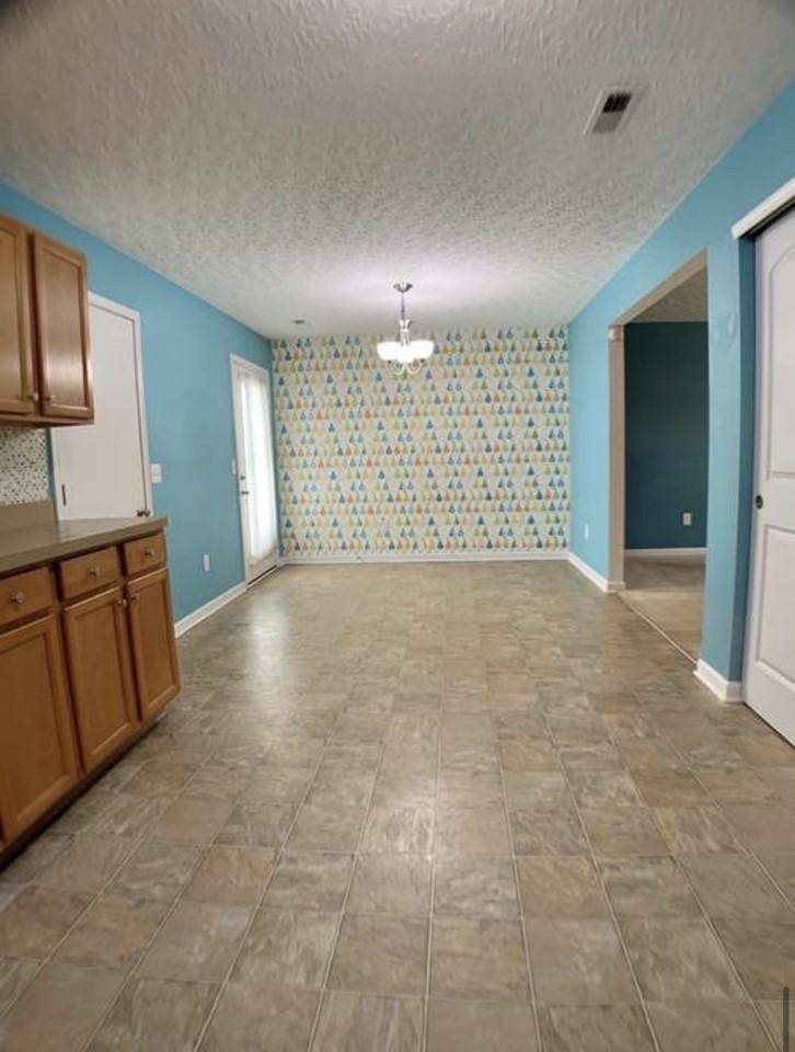 2243 Glasgow Ln - Photo 5 of 13