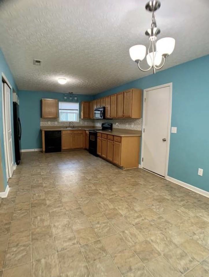 2243 Glasgow Ln - Photo 6 of 13