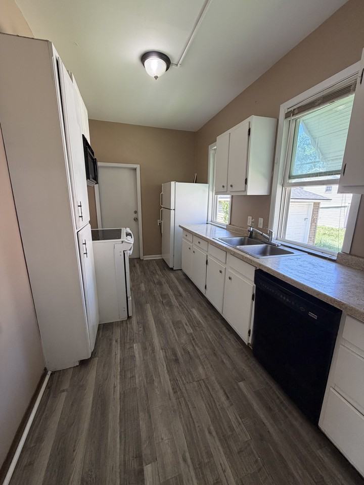 5235 Walker Ave - Photo 4 of 26