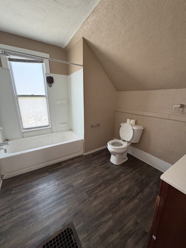 5235 Walker Ave - Photo 5 of 26