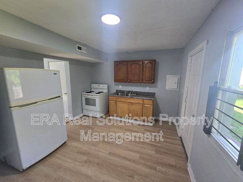 446 S Yale Ave - Photo 3 of 7