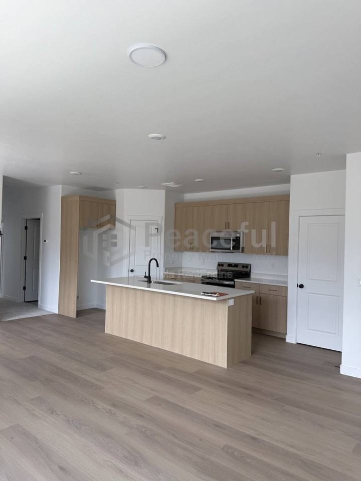 272 E 850 S #303 - Photo 2 of 10