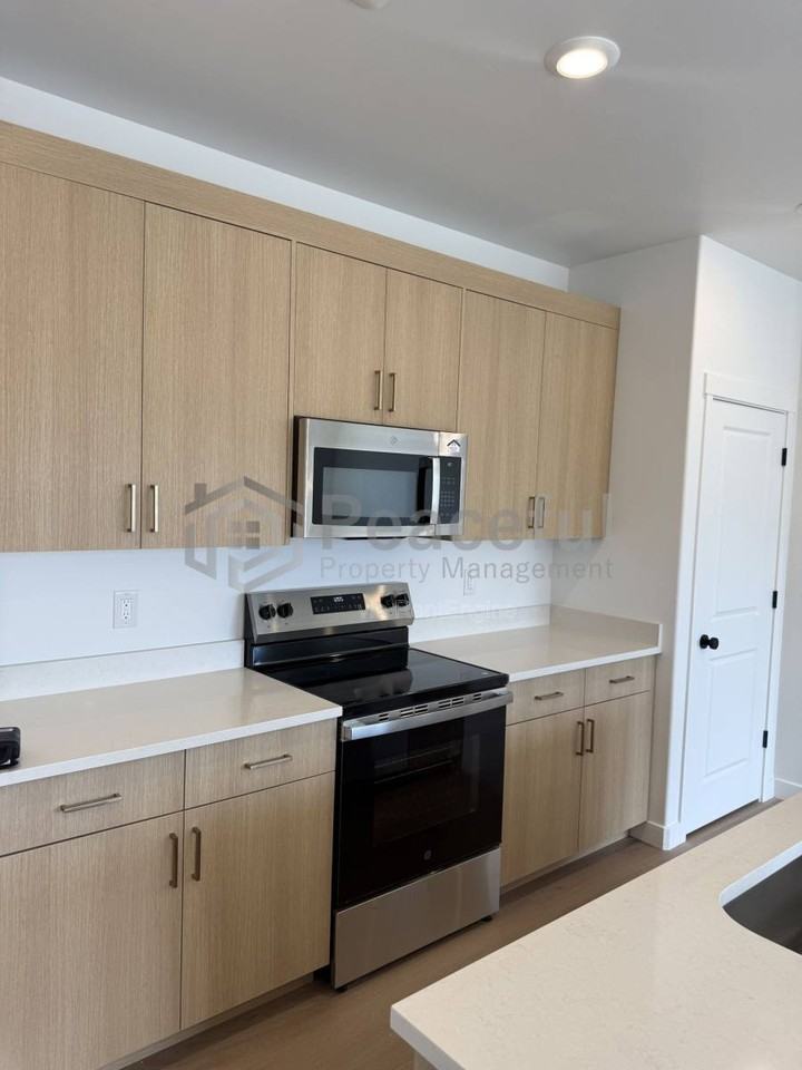272 E 850 S #303 - Photo 3 of 10