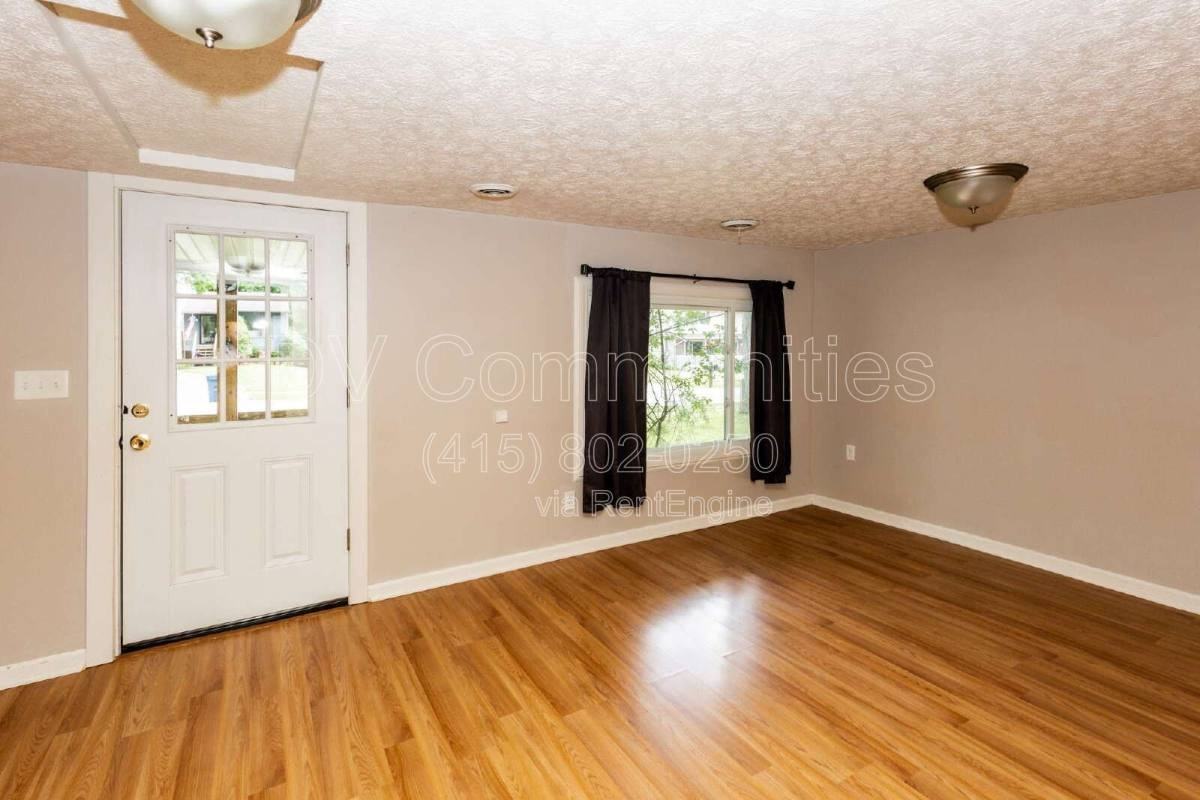 3332 Hiwood Ave - Photo 3 of 10