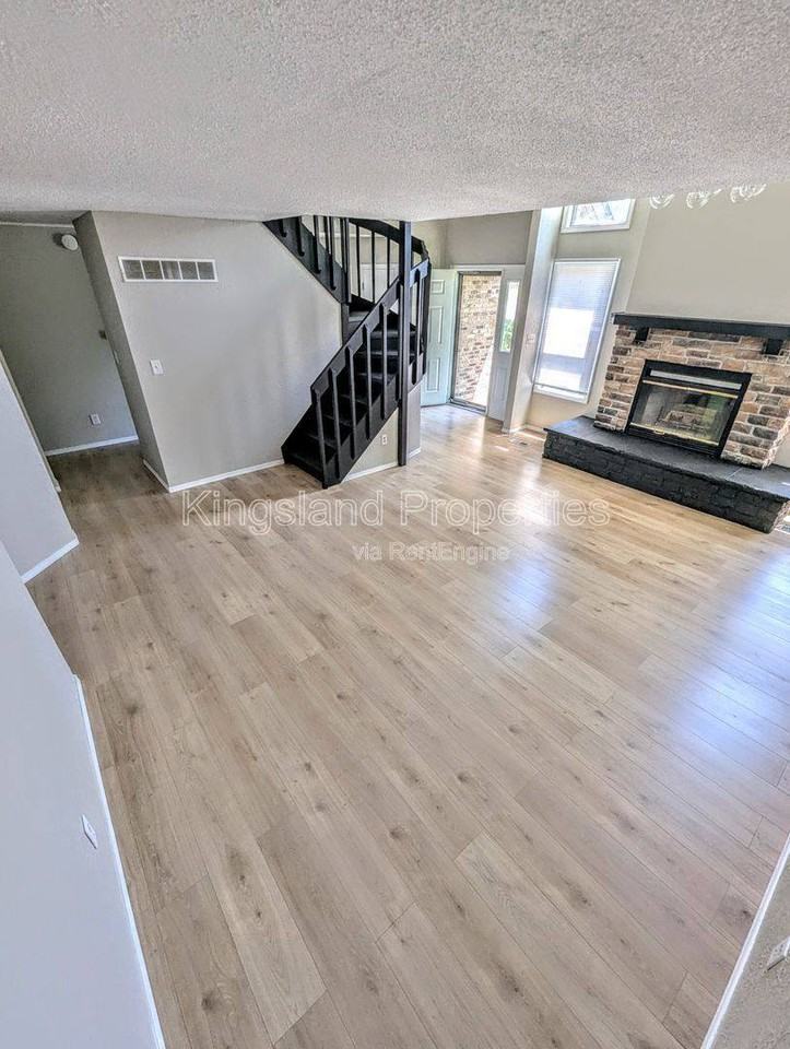 2217 Wendy Way Dr - Photo 2 of 10