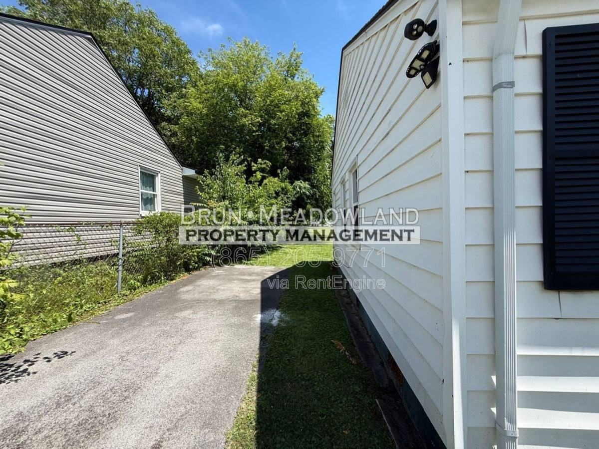 2620 Woodbine Ave - Photo 3 of 10