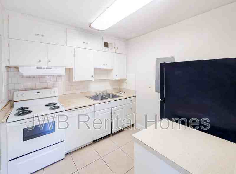 3232 Dellwood Ave - Photo 2 of 13
