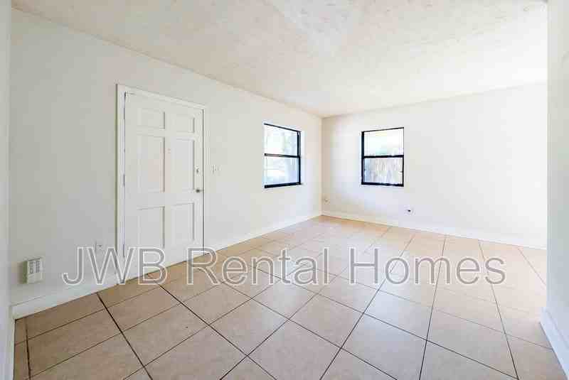 3232 Dellwood Ave - Photo 5 of 13