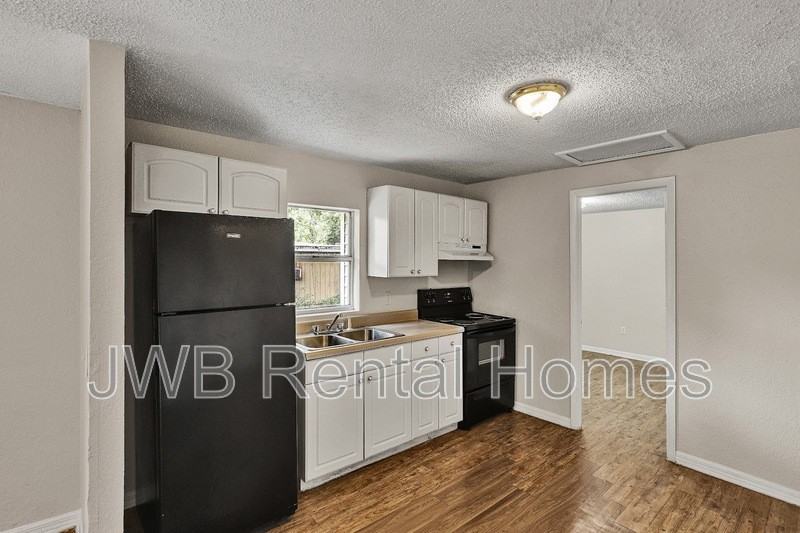 485 W 58th St - Photo 4 of 20