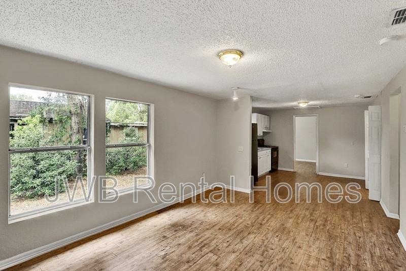 485 W 58th St - Photo 5 of 20