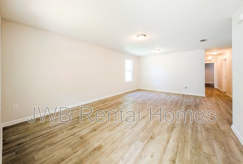 2977 Fitzgerald St - Photo 4 of 16