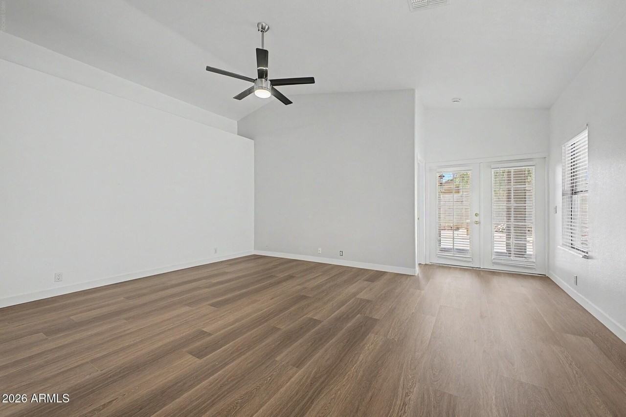 8868 W Laurel Ln - Photo 4 of 35