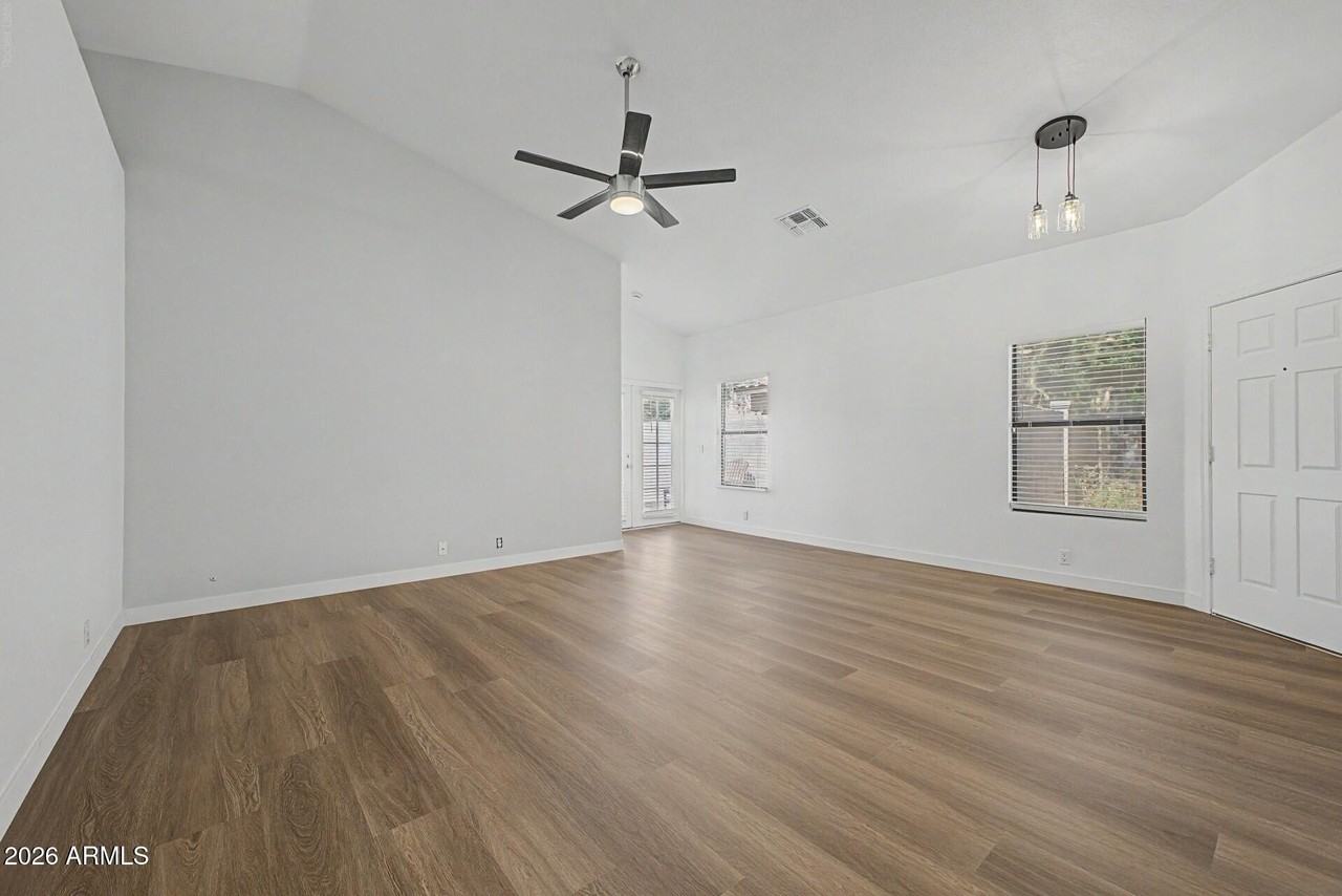 8868 W Laurel Ln - Photo 5 of 35